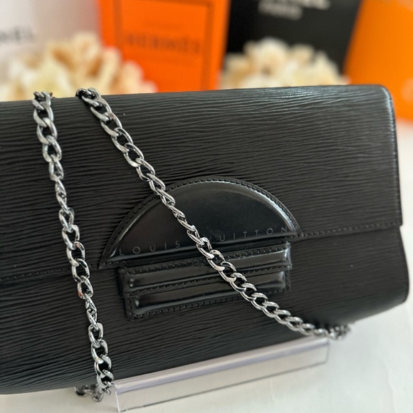 Authentic LOUIS VUITTON Chaillot Black Epi Leather Clutch Bag - Picture 2 of 14